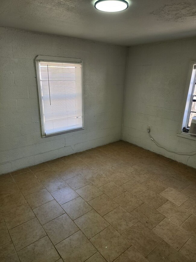 Building Photo - 2 Bed / 1 Bath Home for Rent – $850 (Utili...