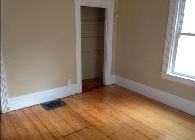 Building Photo - HOLY SMOKES!!  8 BED/3.5 BATH TOWNHOUSE IN ALLSTON