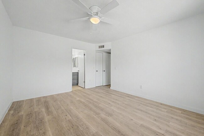 Building Photo - 935 W Santa Cruz Dr