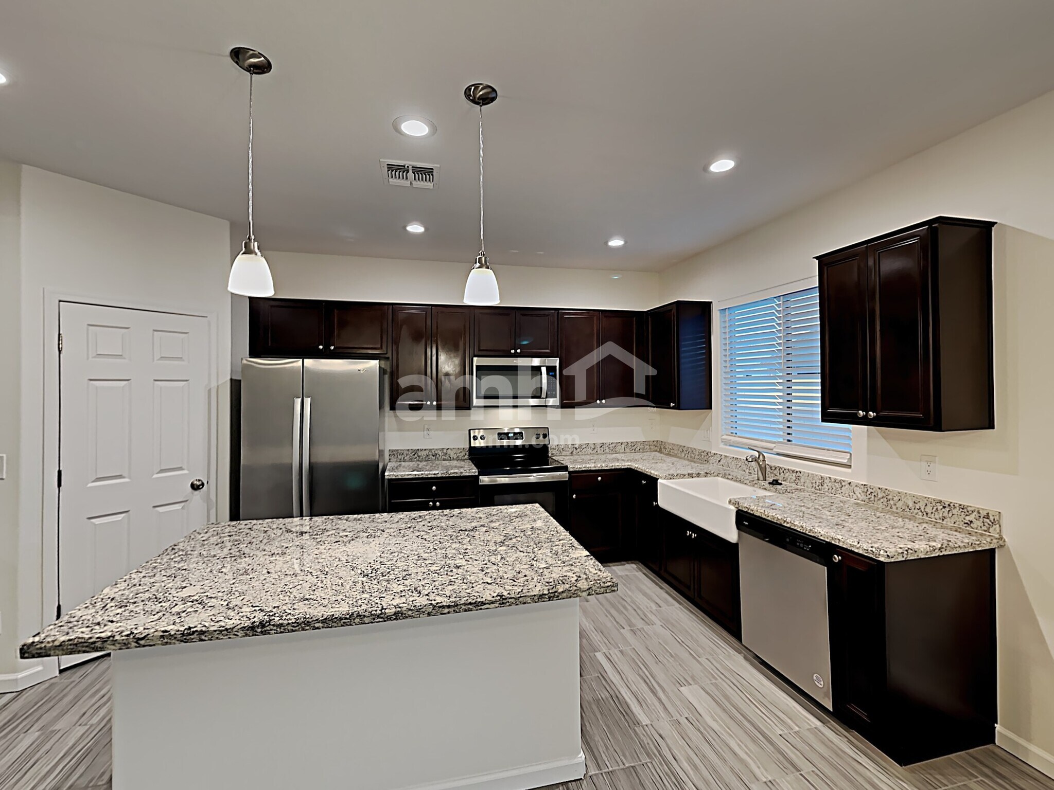 Building Photo - 1709 E Primavera Way