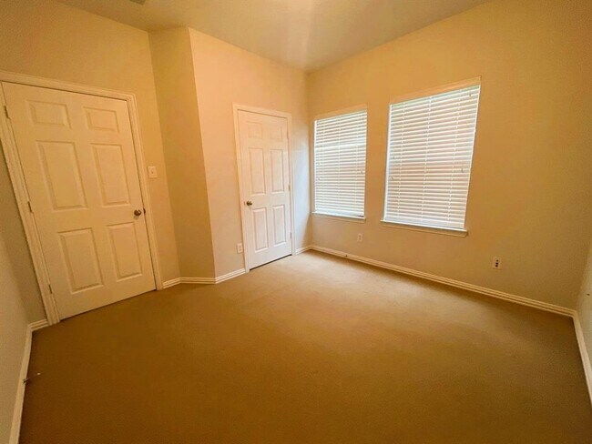Building Photo - 130 W Montfair Blvd