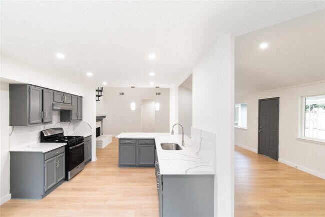 Building Photo - 15707 Amapola Dr