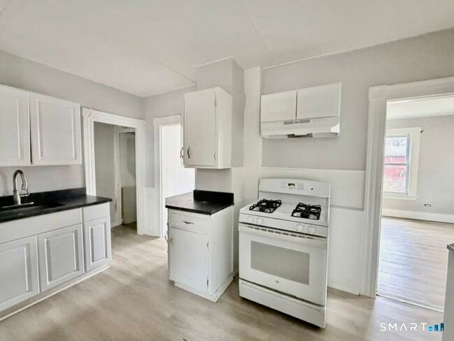 Building Photo - 15 Bassett St