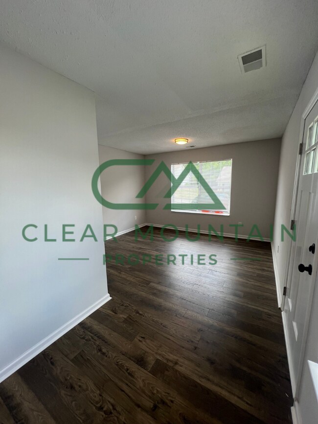 Building Photo - Fully Renovated 4 Bedroom Home – Convenien...