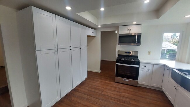 Building Photo - Spacious 4 bedroom, 3 bath home Tri-level in the Scottsdale East Area between Florin Rd and Gerbe...