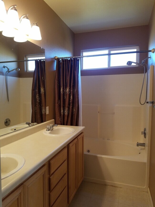 Building Photo - Spacious Single-Story Gem with 4 bedroom, 2 bathroom Near Damonte Ranch!
