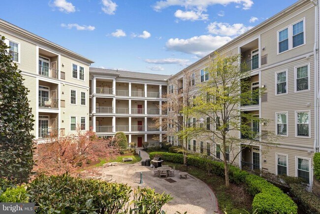 Building Photo - 2465 Army Navy Dr