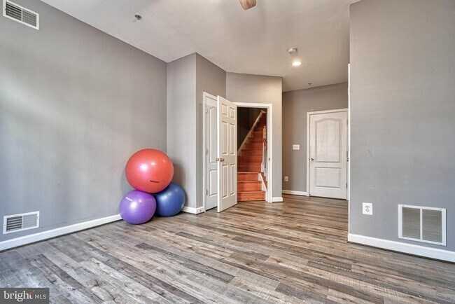Building Photo - 3275 Amazon Ln