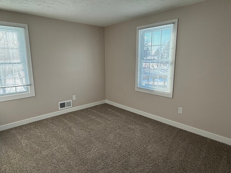 Building Photo - 740 Ridge Rd