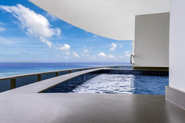 Building Photo - 18555 Collins Ave