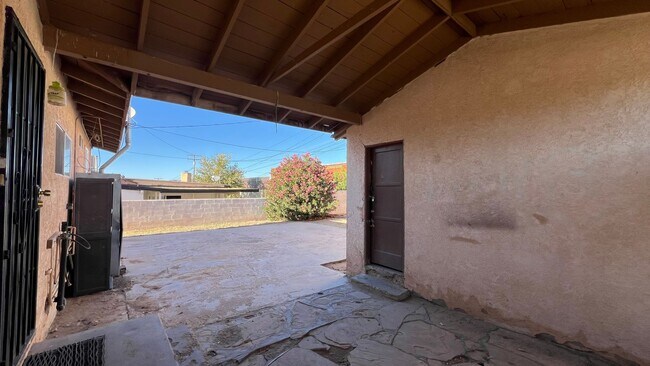 Building Photo - P008