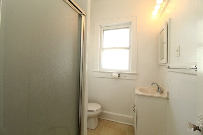 Building Photo - 2 Bedroom 1 Bath Home In Westport