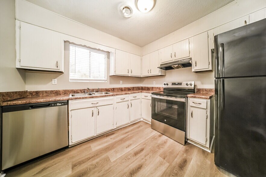 Building Photo - 2232 Doral Ct SW