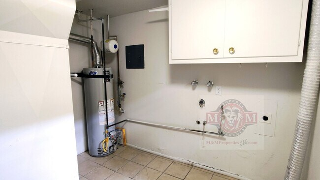 Building Photo - Remodeled 3 Bd 2 Ba Duplex Above Foothill