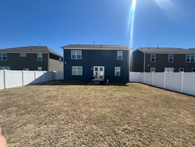 Building Photo - Home with 4 bedrooms, 3 full baths Fence in Yard