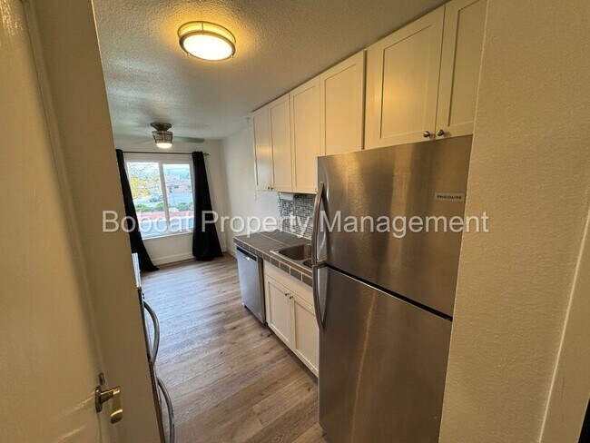 Building Photo - 400 S Saliman Rd