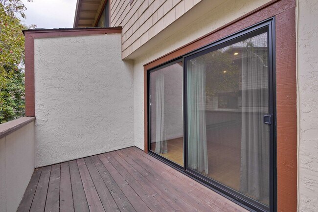 Building Photo - Popular Woodside Commons at Its Finest.