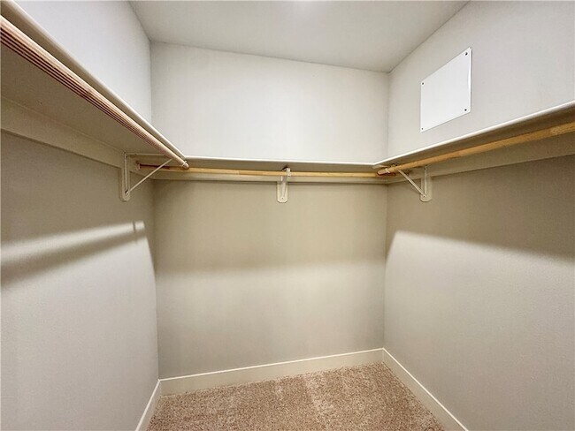 Building Photo - 821 NE Hts Ln