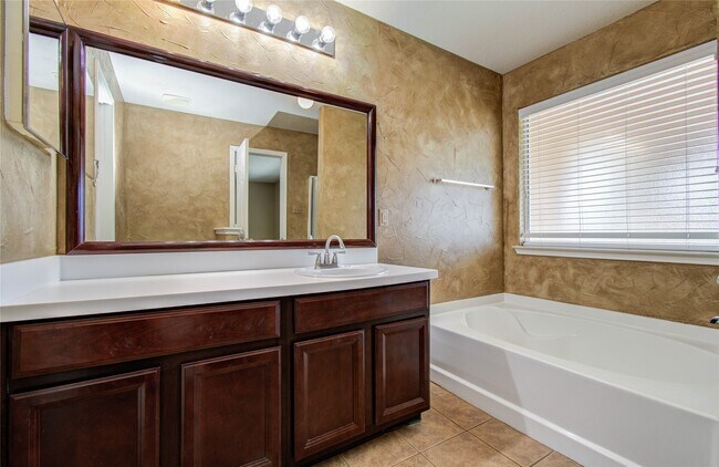 Building Photo - 610 Kiley Dr