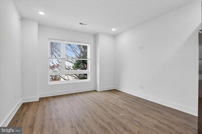 Building Photo - 2331 E York St