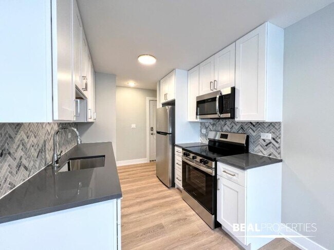 Building Photo - 1 bedroom in CHICAGO IL 60657