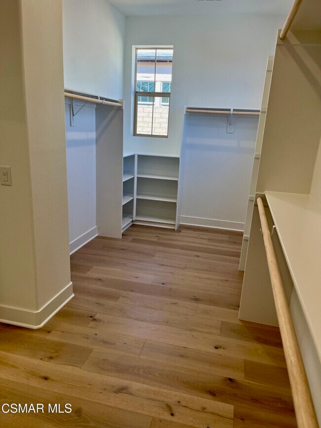 Building Photo - 779 Edward Scholle Dr