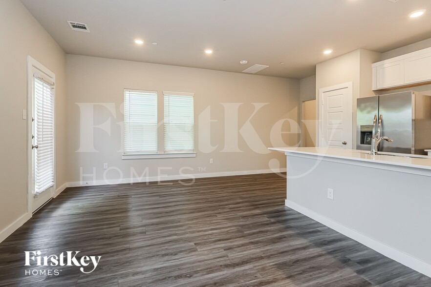 Building Photo - 18322 W Centro Cir