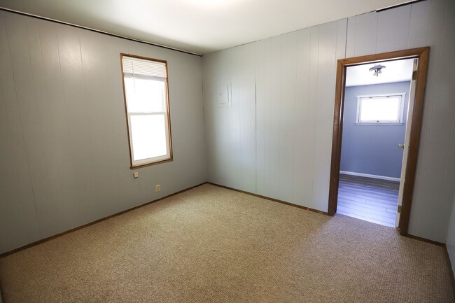 Building Photo - 2 Bed 1 Bath