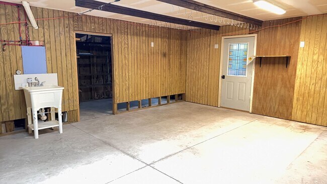 Building Photo - Newly Remodeled Home- Mid-Island Hilton Head