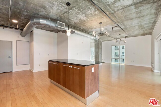 Building Photo - 645 W 9th St