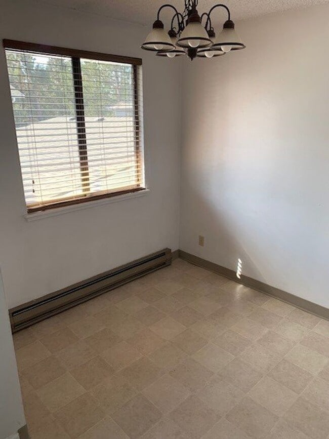 Building Photo - 2 Bed/1 Bath SE Bend Condo with Single Car...