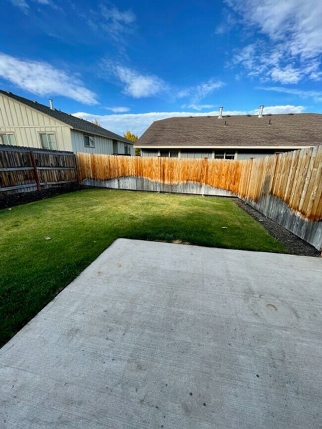 Building Photo - 2981 NE Canoe Ct