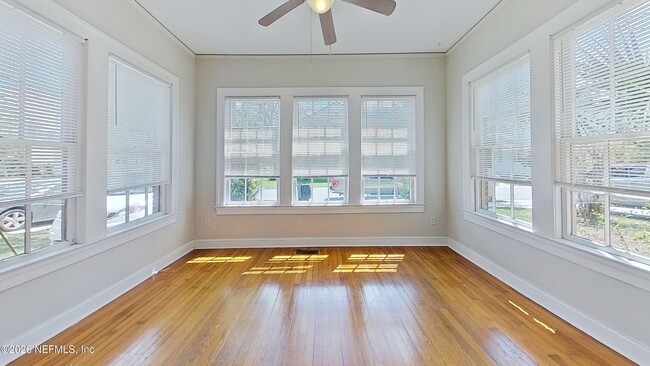 Building Photo - 917 Lasalle St