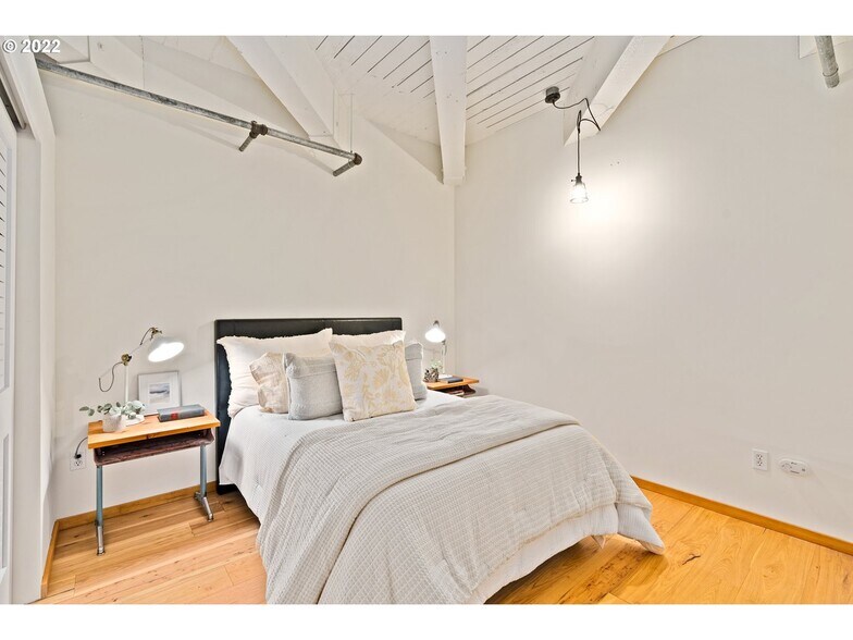 Building Photo - 1420 NW Lovejoy St