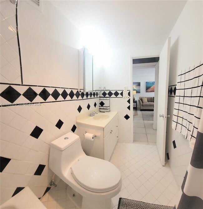 Building Photo - 400 Kings Point Dr