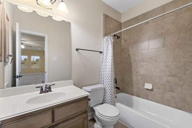 Building Photo - Stunning 4-bed, 4-bath Home in Auburn Lakes community!