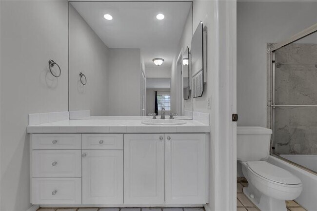 Building Photo - 6295 Bay Club Dr