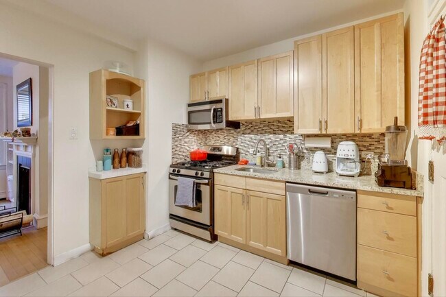 Building Photo - 636 W Waveland Ave