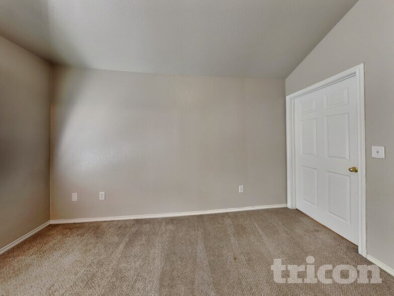 Building Photo - 9822 Vandenberg Way