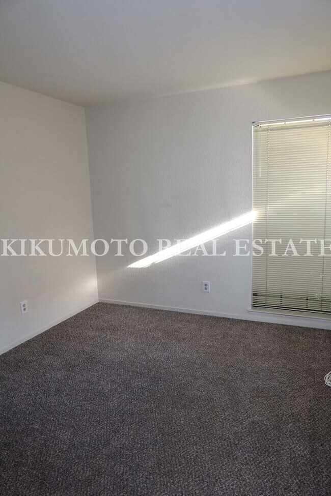 Building Photo - Pocket 3 Bedroom, 2 Bath Half-plex