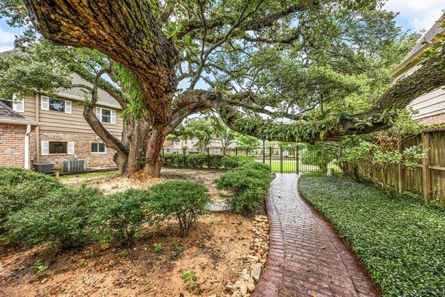 Building Photo - 15726 Walkwood Dr