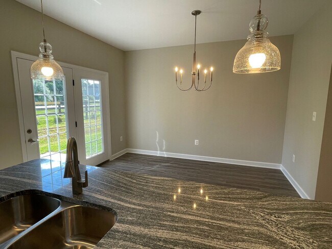 Building Photo - Spacious Luxury Townhome! Outstanding Loca...