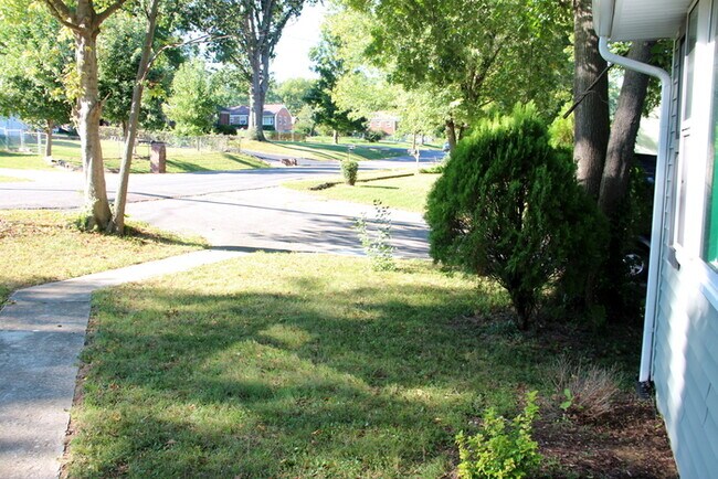 Building Photo - Donelson - Updated 2 bedroom 1 bath - tons of parking & storage!