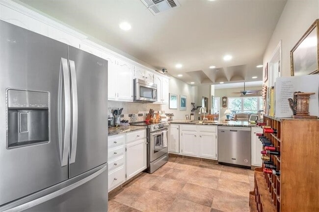 Building Photo - 7211 Lakewood Dr