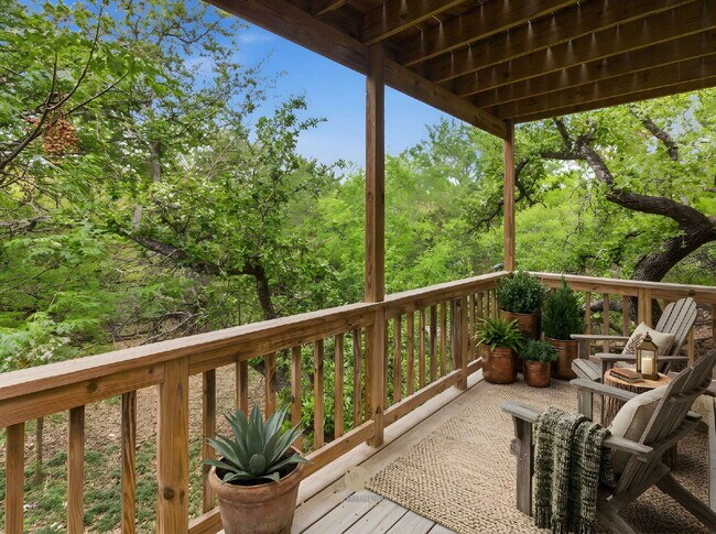 Building Photo - 3-bedroom, 2-bath home nestled in the Rolling Hills subdivision in Canyon Lake