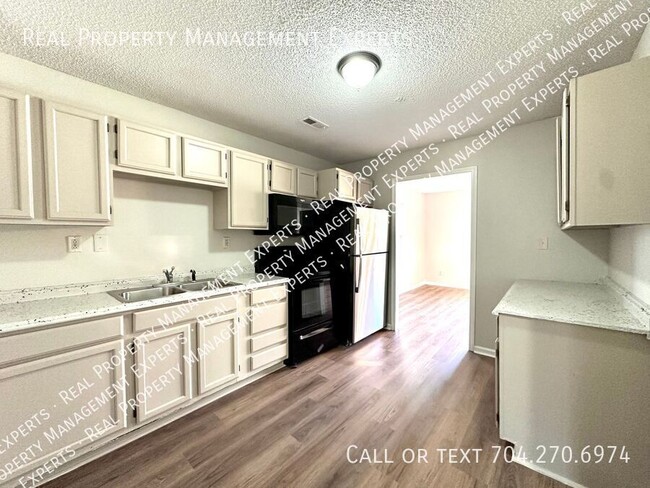 Building Photo - **MOVE IN SPECIAL!**Charming 3BR/2.5BA hom...