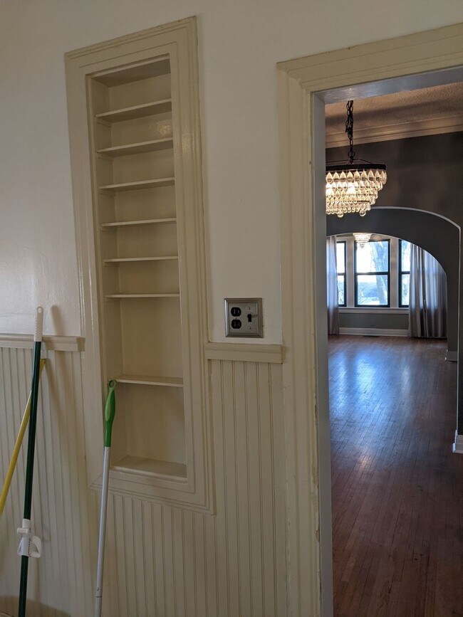 Building Photo - Adorable Midtown brick bungalow
