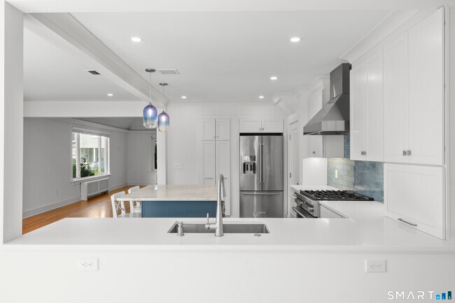 Building Photo - 25 Crescent Bluff Ave