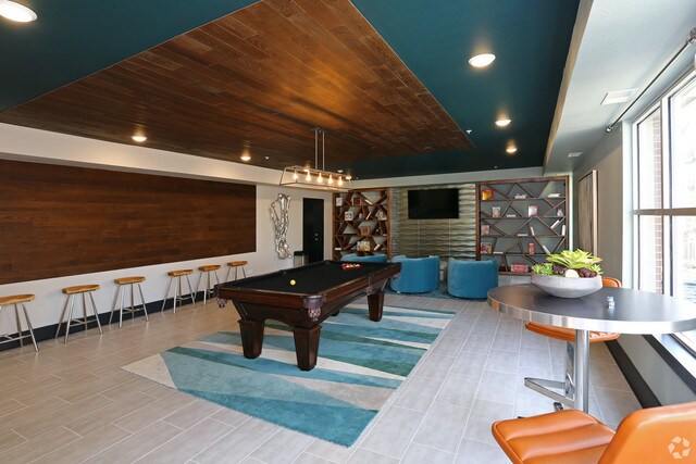 Building Photo - 690 E Algonquin Rd