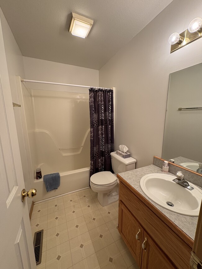Building Photo - 725-727 Pinhook Drive